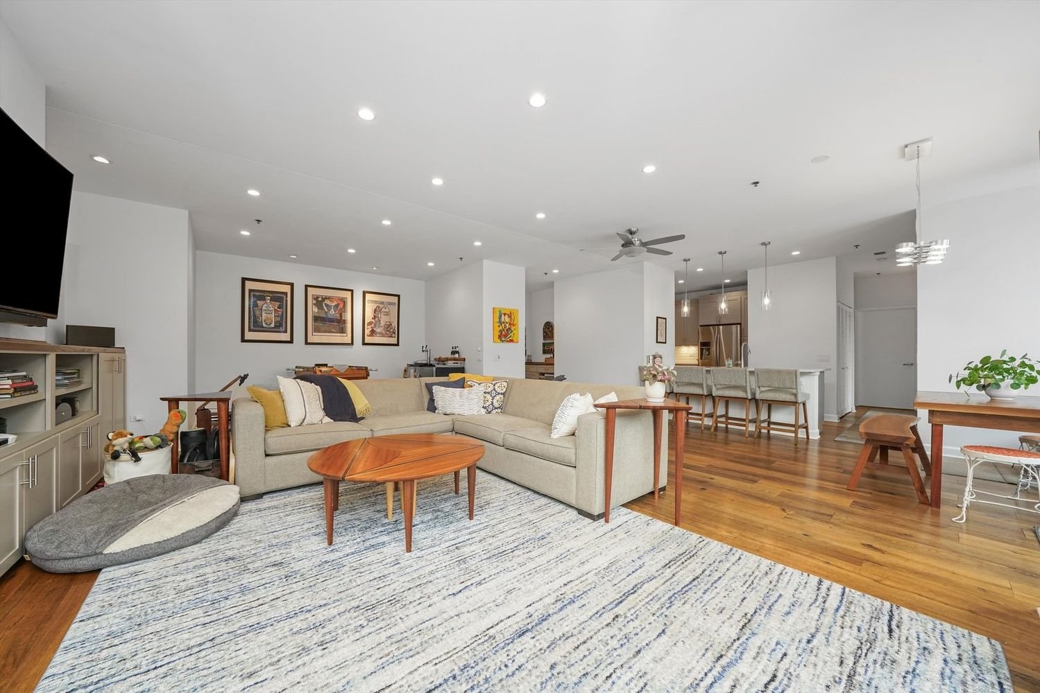 1600 S Prairie Ave, Unit 605