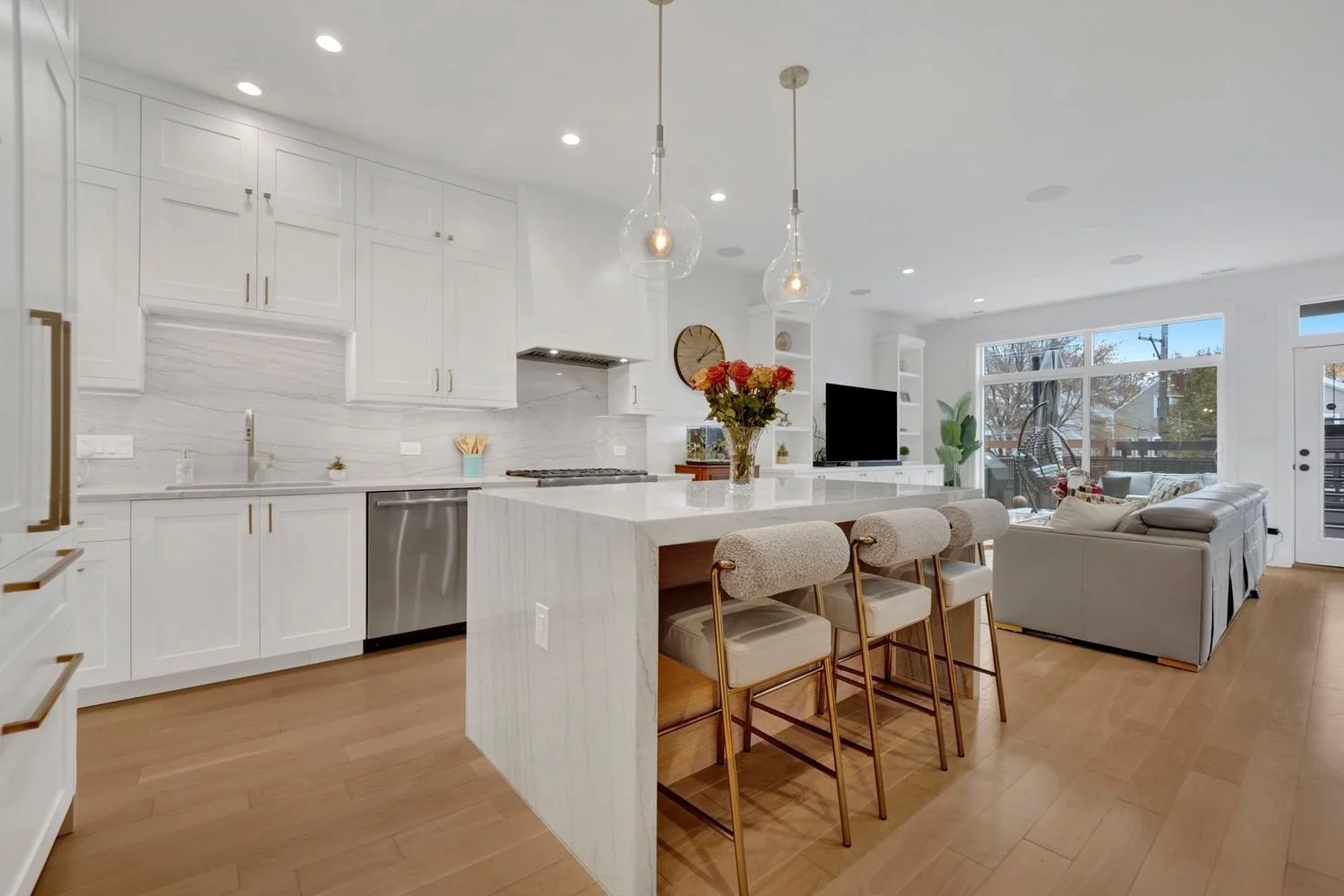 1533 W Barry Ave, #2