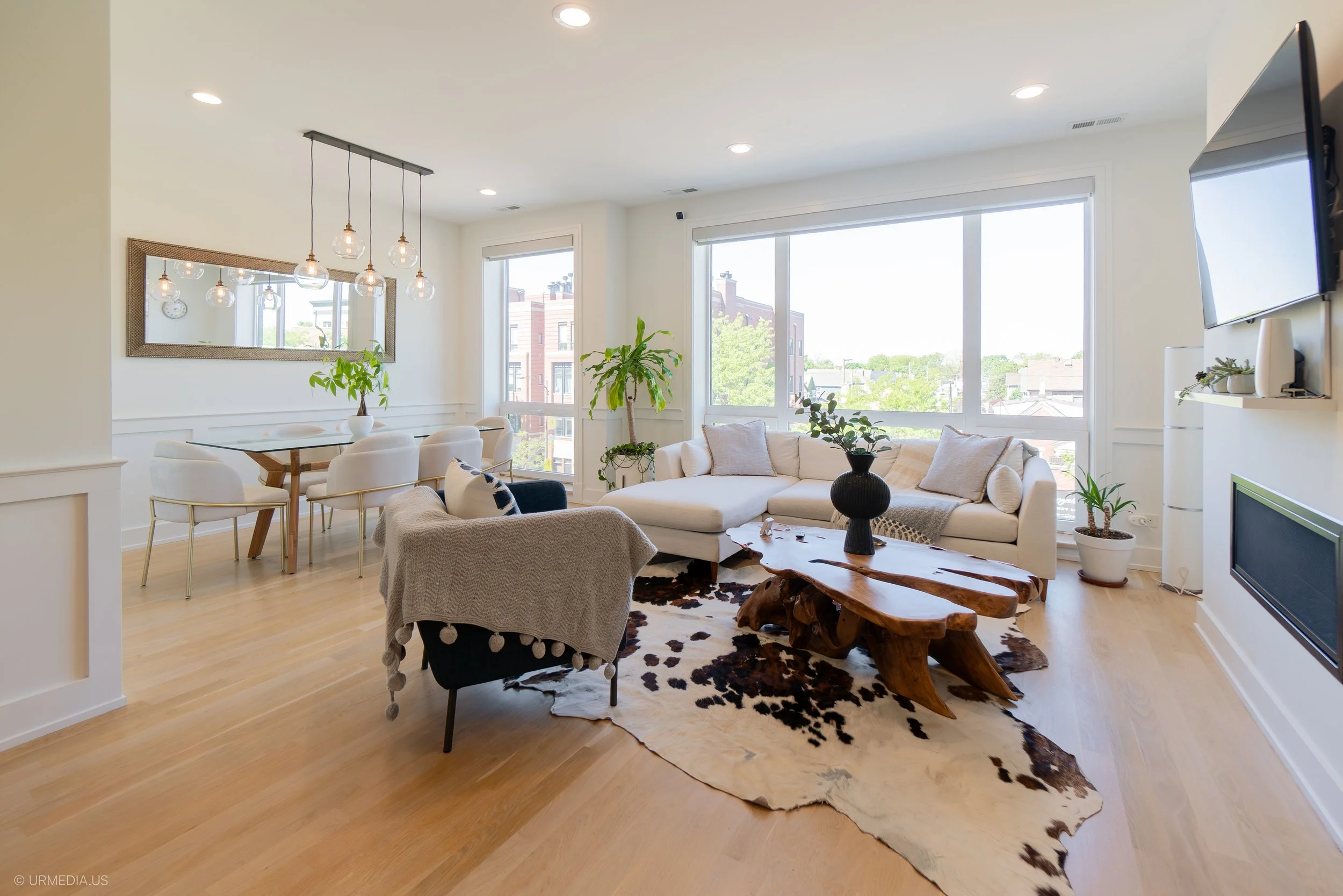 Living Room Remove any unnecessary furniture to make the space look larger. Declutter shelves and coffee tables, leaving only a few decorative items such as books or a vase. Hide remote controls, magazines, and other personal items.