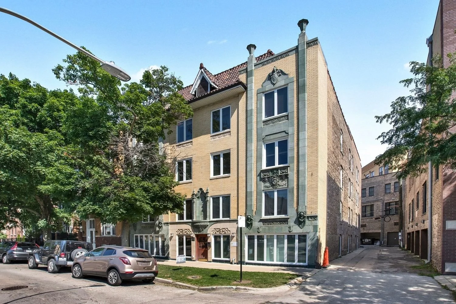 1636 W Melrose St, Unit 404