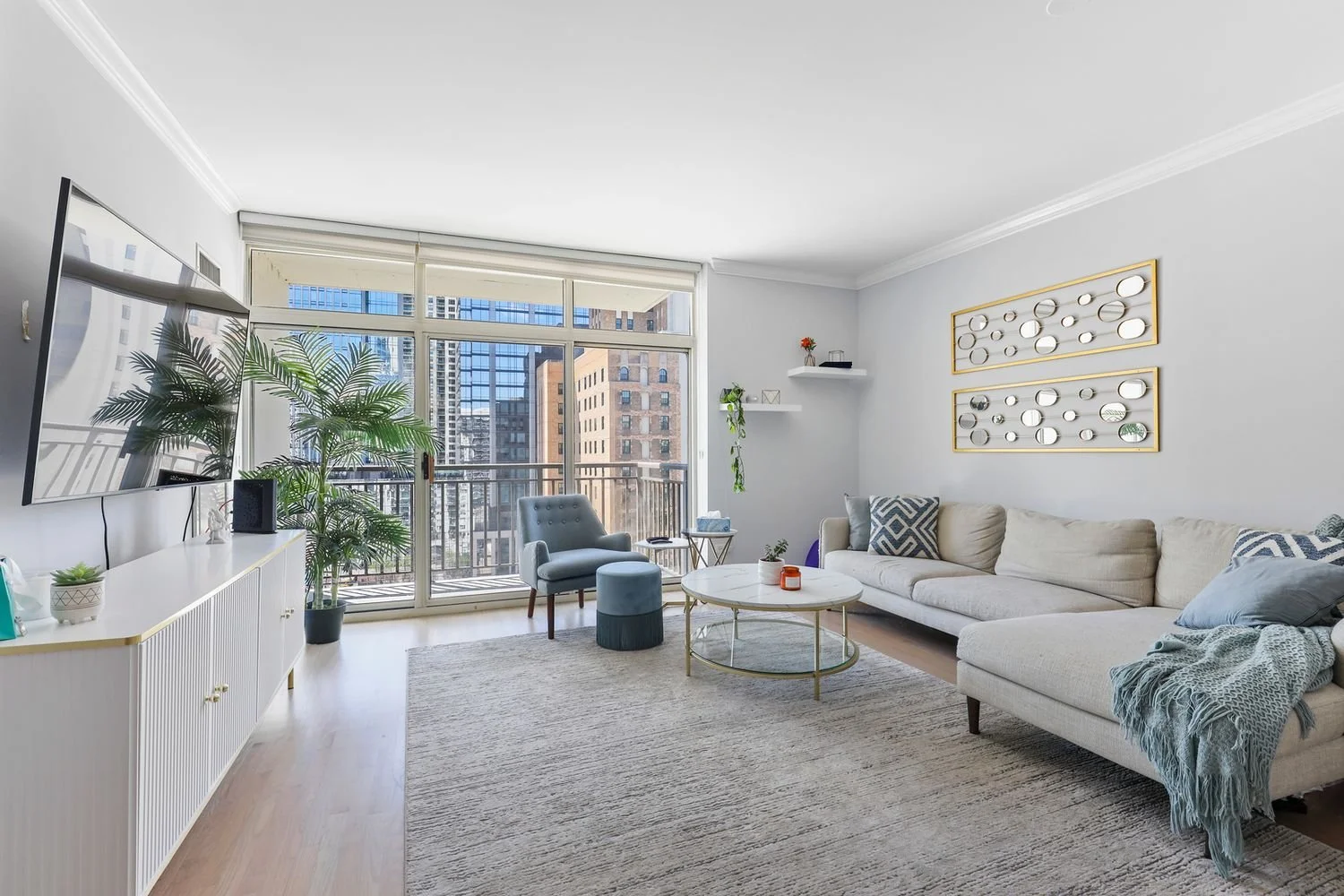 21 W Chestnut St, Unit 1604